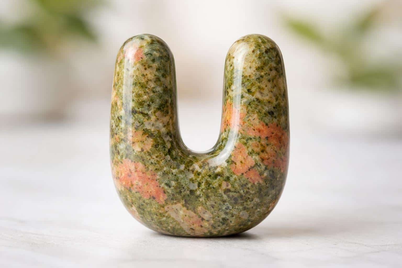 Objeto único começando com a letra U em fundo limpo e desfocado.